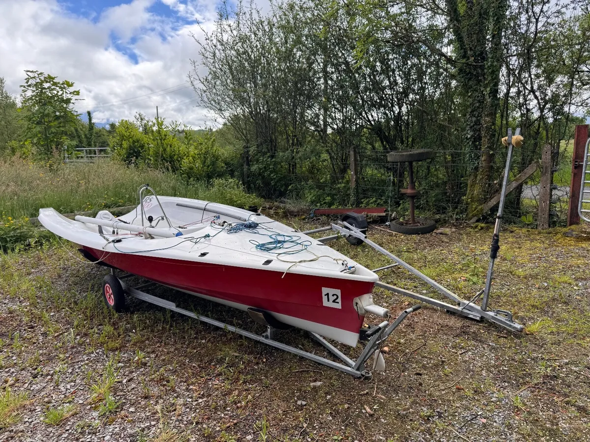 RS400 Sailing Dinghy with Launching Trolley - Image 4