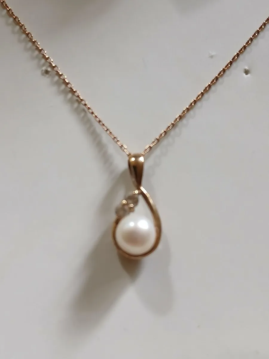 A 9ct Gold Chain with a Pearl Pendant - Image 1