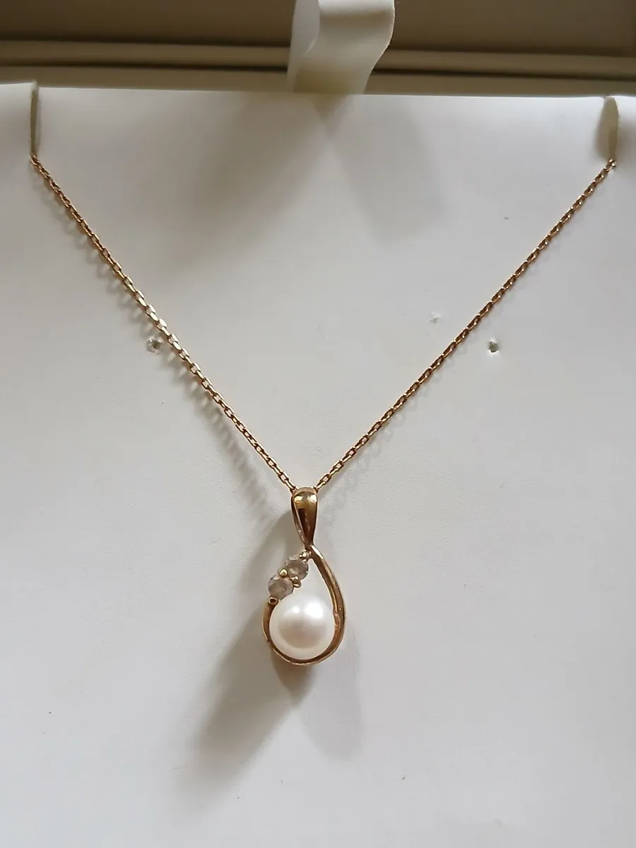 A 9ct Gold Chain with a Pearl Pendant - Image 4