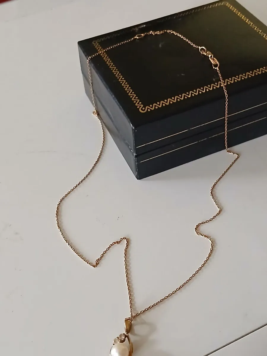 A 9ct Gold Chain with a Pearl Pendant - Image 2