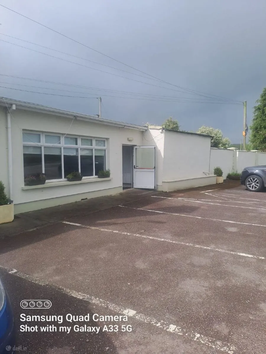 Office to rent - Image 1