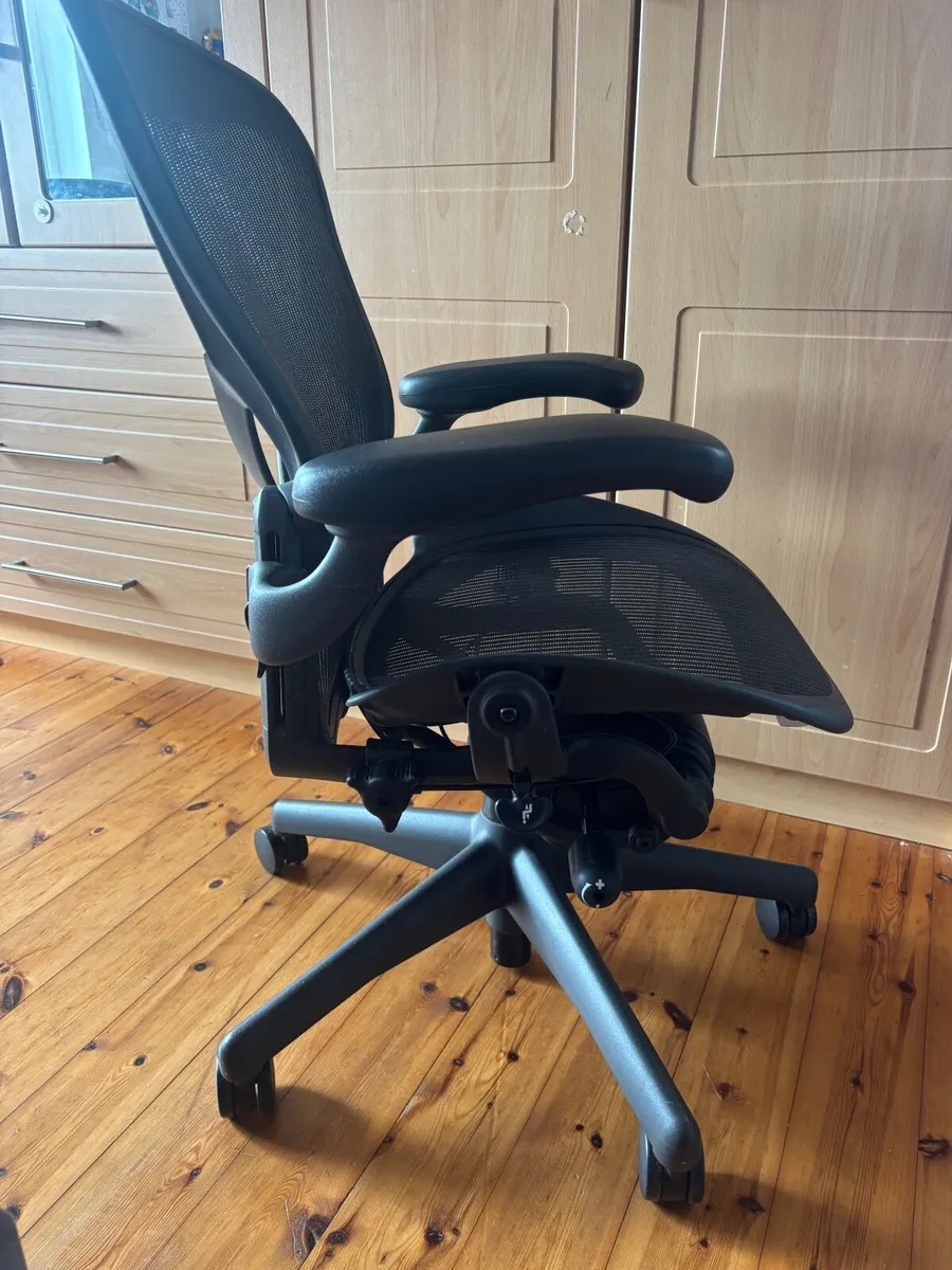 Herman miller Aeron chair size B - Image 1