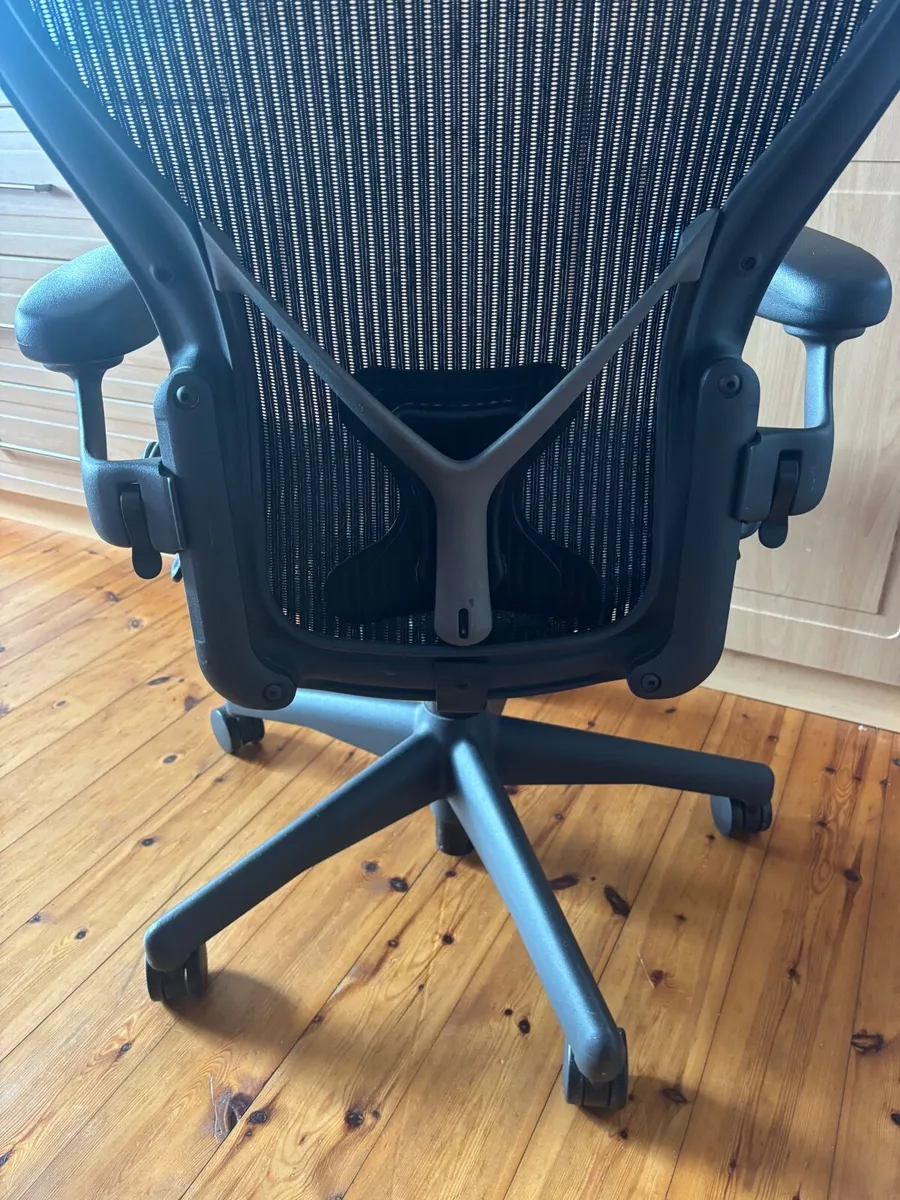 Herman miller Aeron chair size B - Image 3