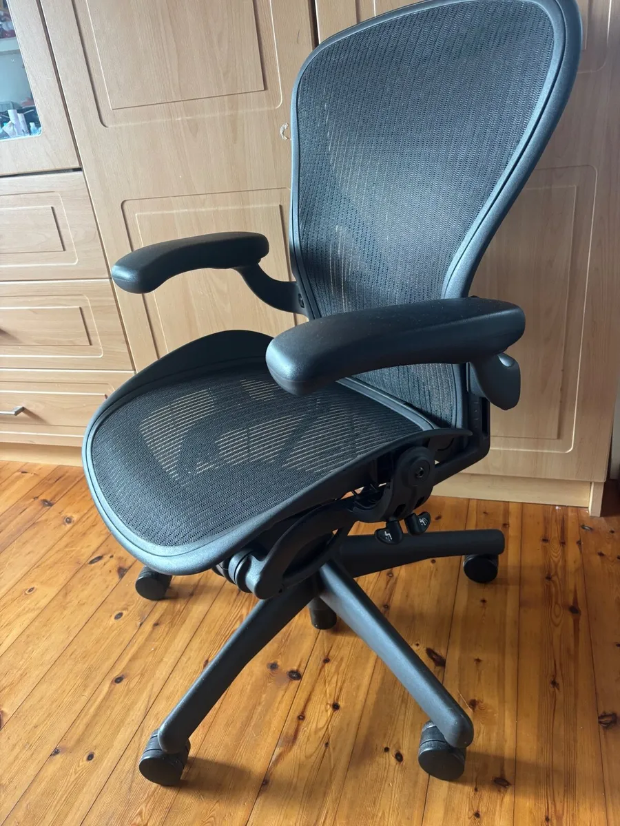 Herman miller Aeron chair size B - Image 4