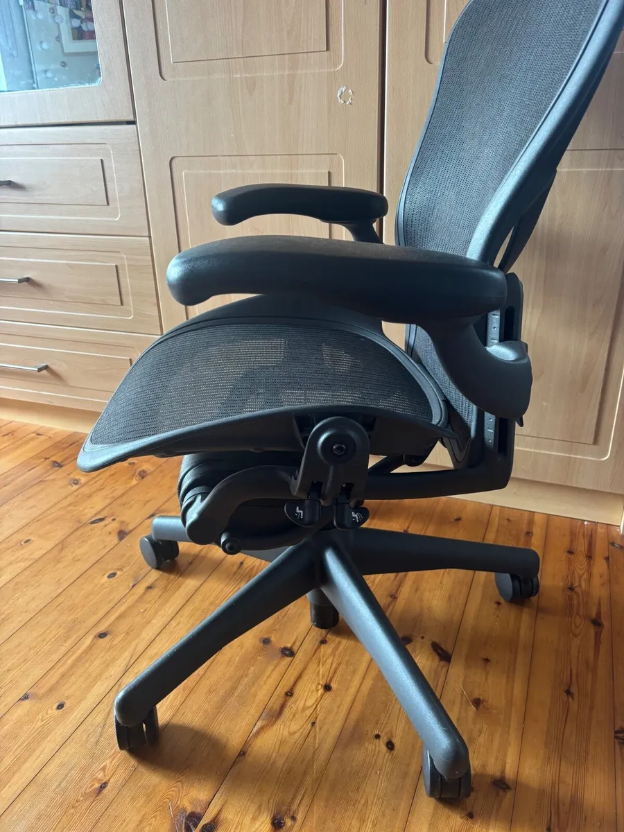 Herman miller Aeron chair size B - Image 2