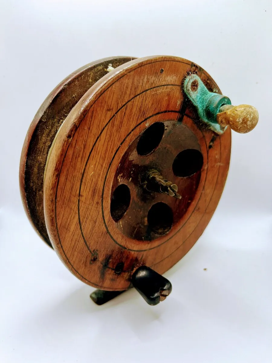 Antique fishing reel - Image 1