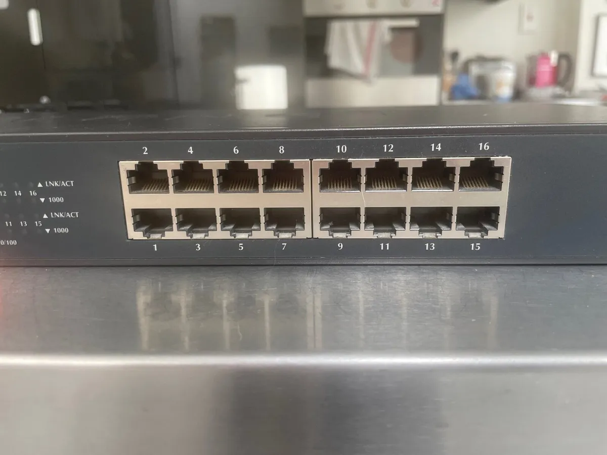 16 port gigabit switch - second hand - Image 4