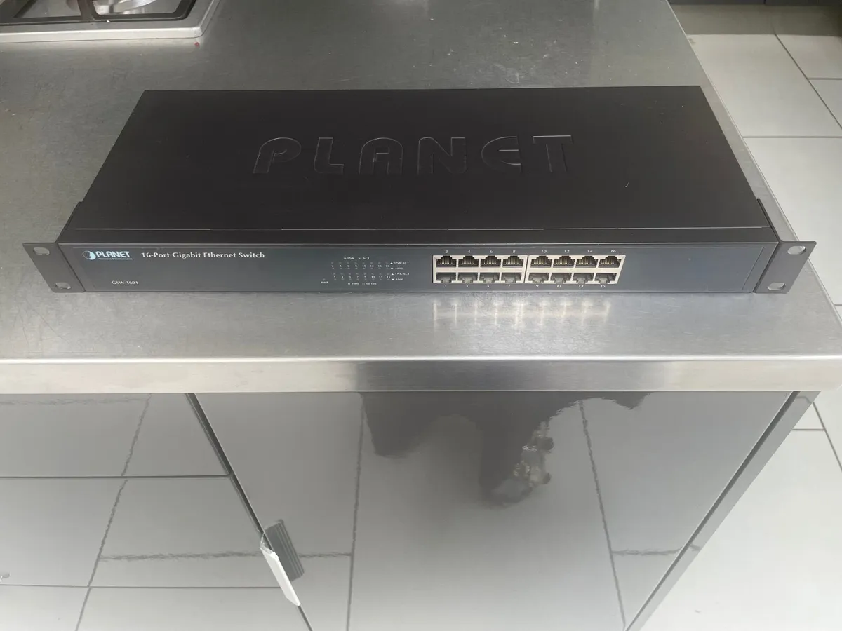 16 port gigabit switch - second hand - Image 1