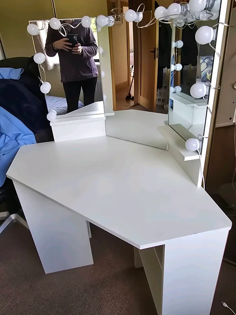 Make up table - Image 4