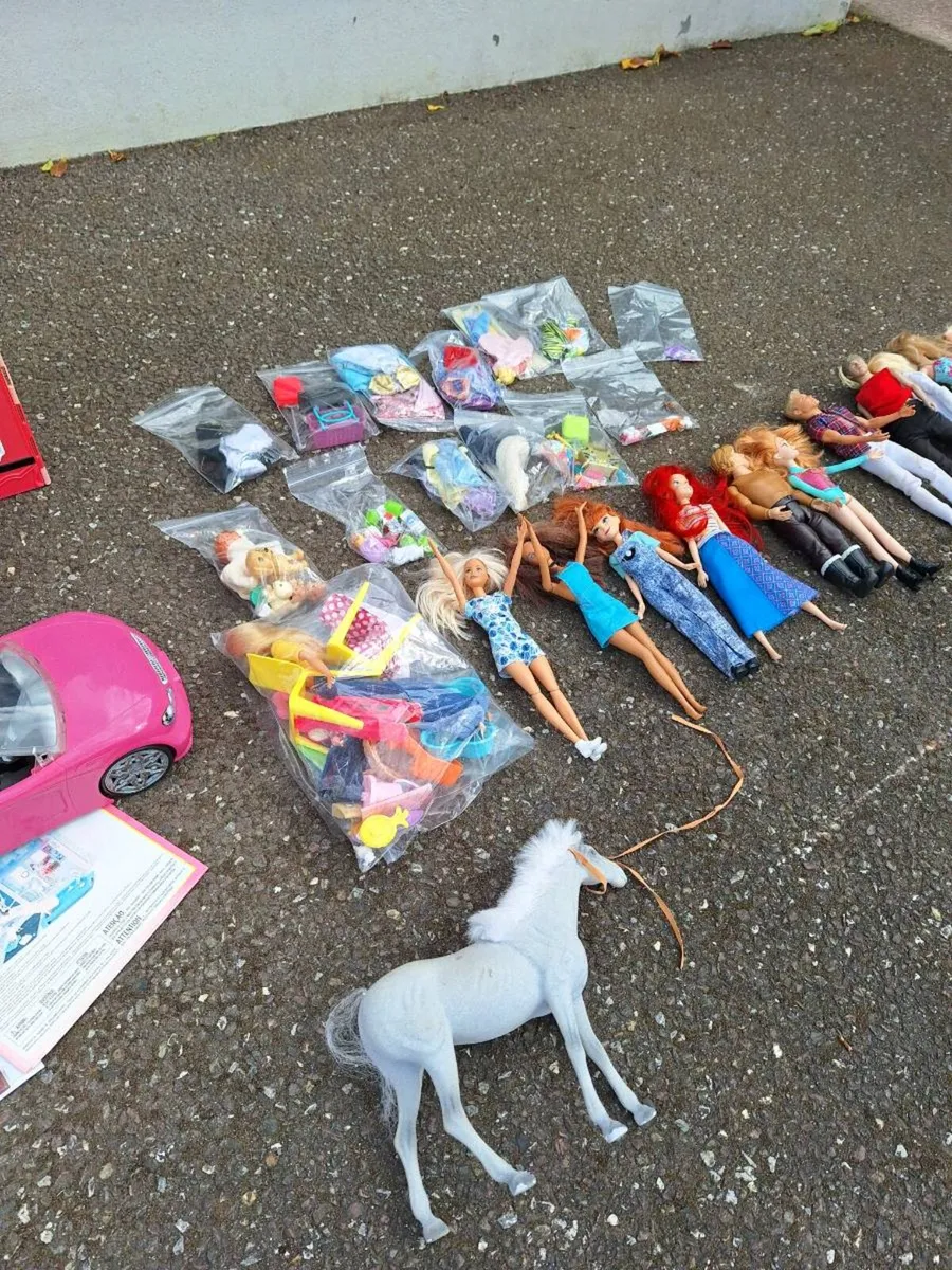 Barbie house with car, bike dolls outfits etc - Image 4