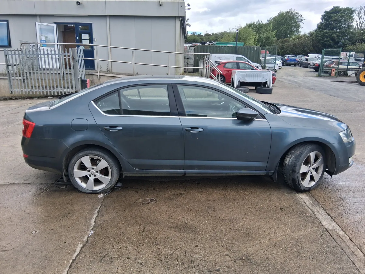 2015 SKODA OCTAVIA 1.6 dsl (for parts only) - Image 4