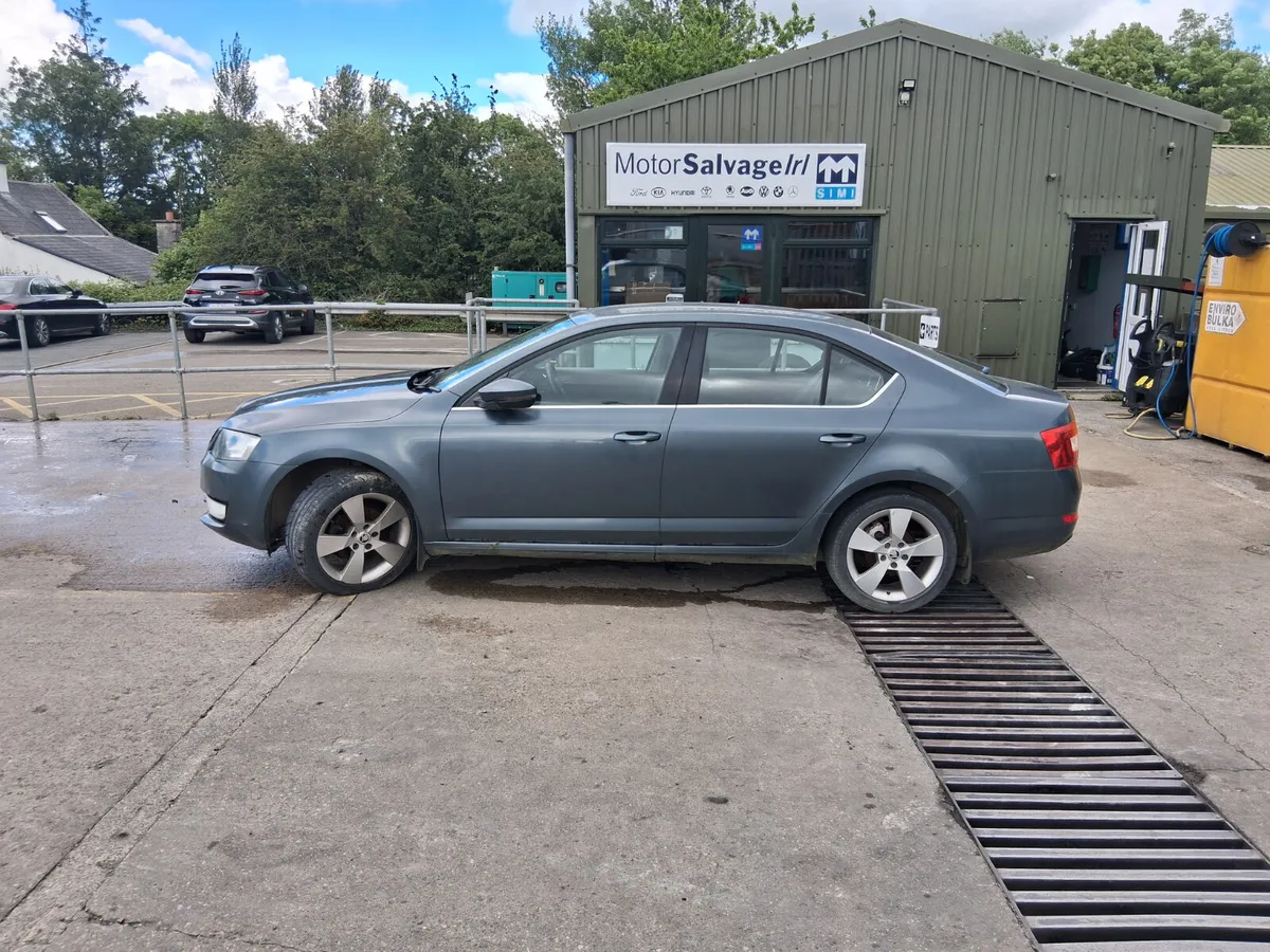 2015 SKODA OCTAVIA 1.6 dsl (for parts only) - Image 1
