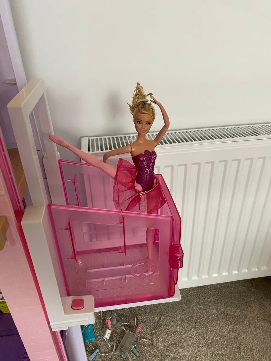 Barbie Dreamhouse plus car & helicopter&4 dolls - Image 2