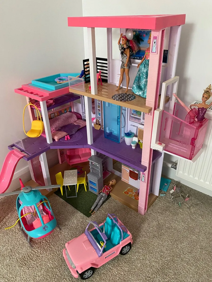 Barbie Dreamhouse plus car & helicopter&4 dolls - Image 1