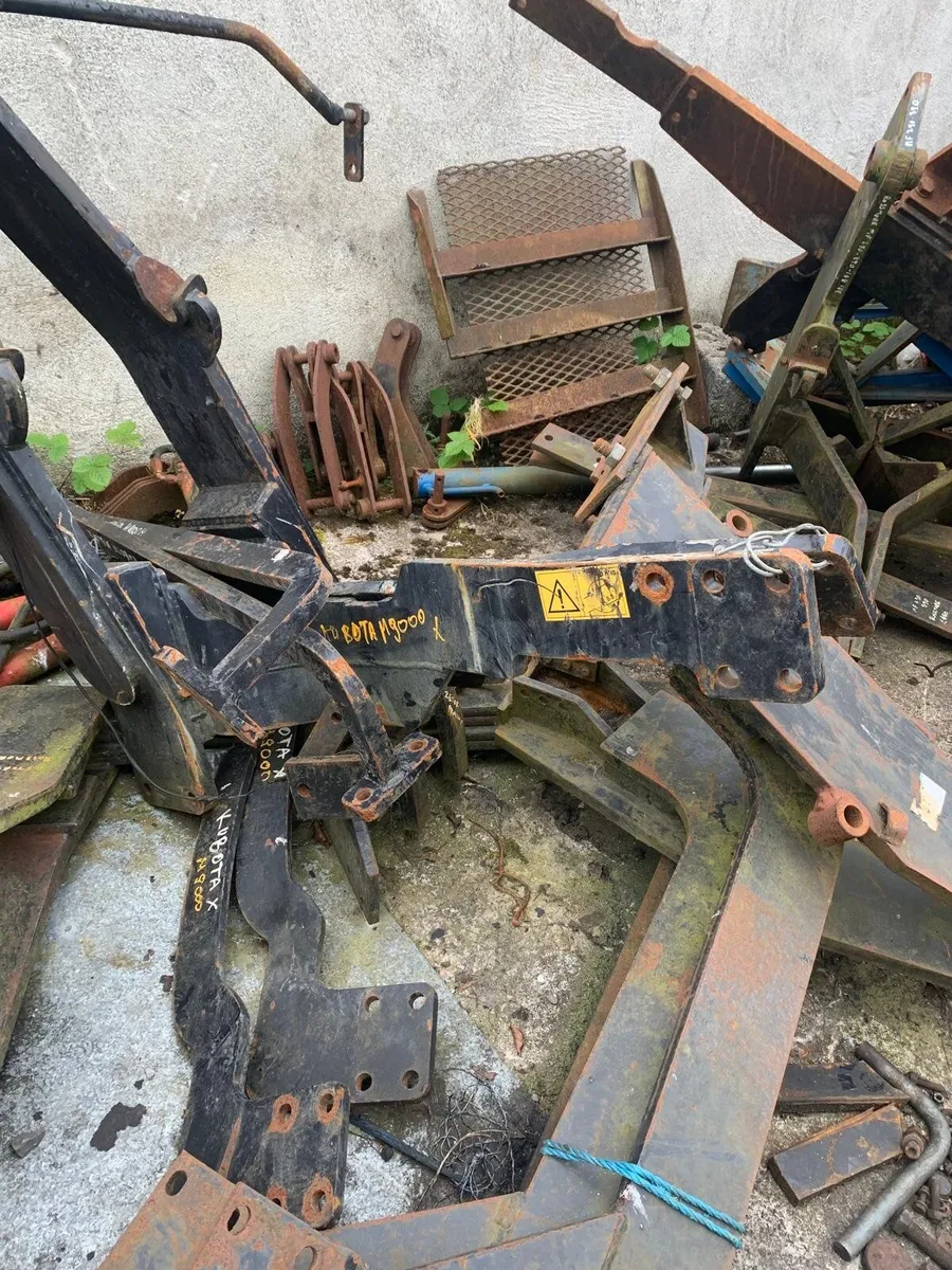 KUBOTA M9000 Brackets and Rossmore Loader - Image 2