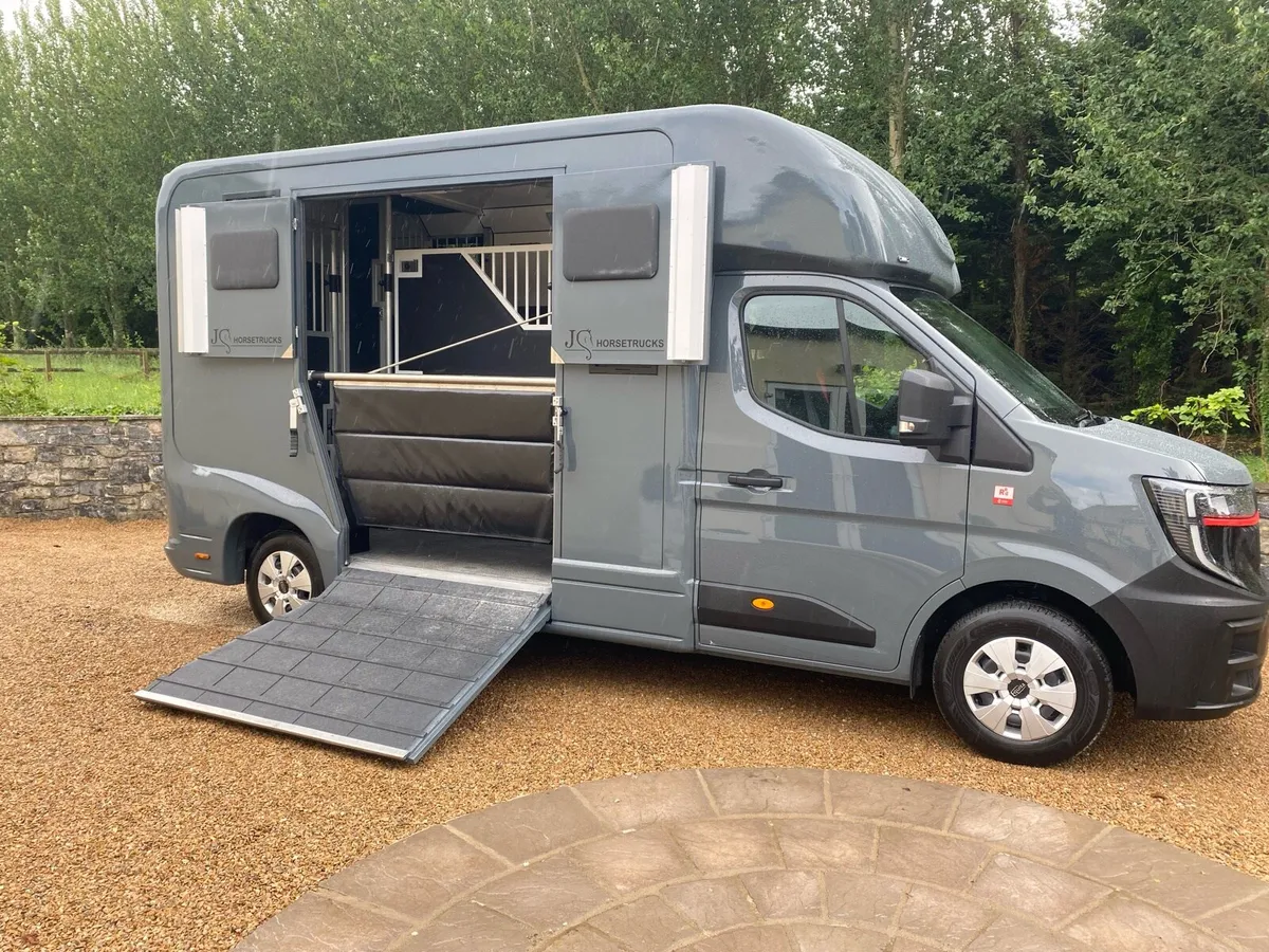 Renault 3.5 ton 2 Horse Van - Image 2