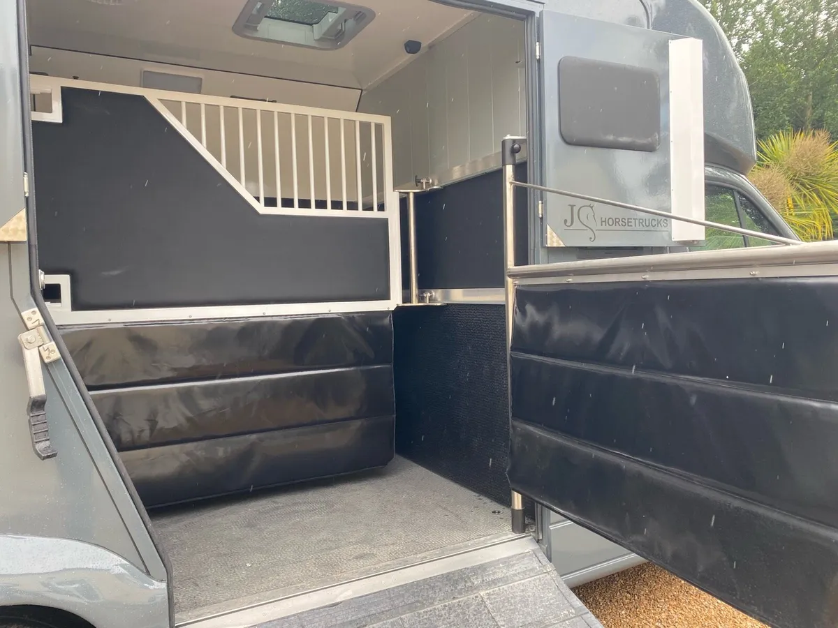 Renault 3.5 ton 2 Horse Van - Image 4