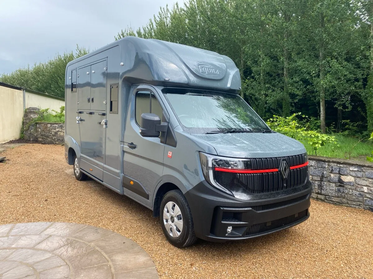 Renault 3.5 ton 2 Horse Van - Image 1