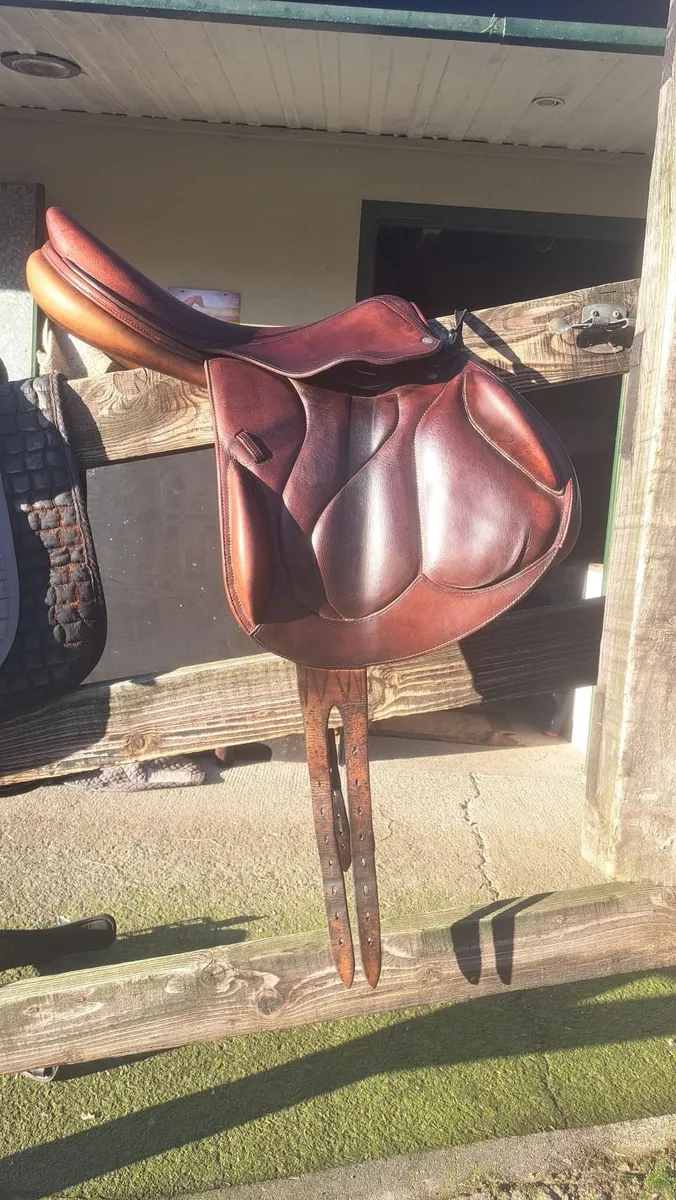 Devoucoux Jumping Saddle - Image 1