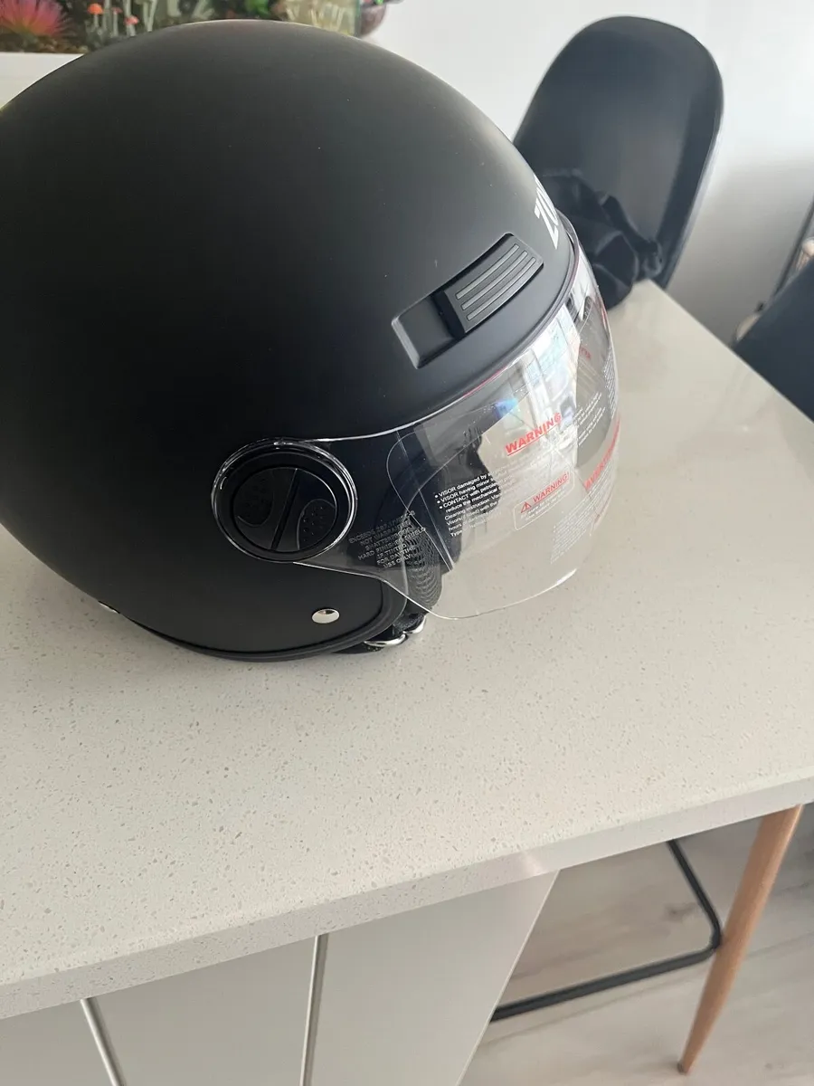 Bike helmet with face shield - Image 1