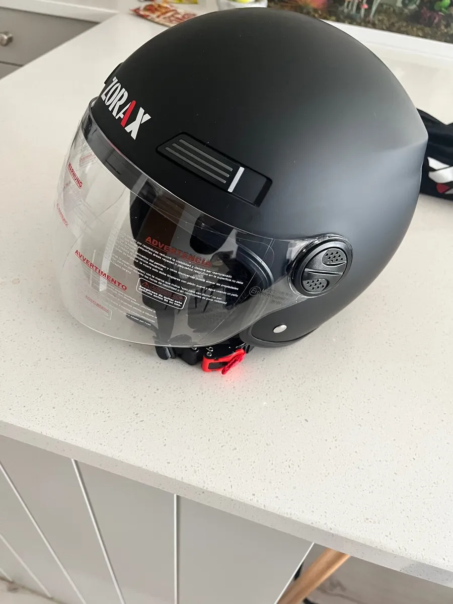 Bike helmet with face shield - Image 2