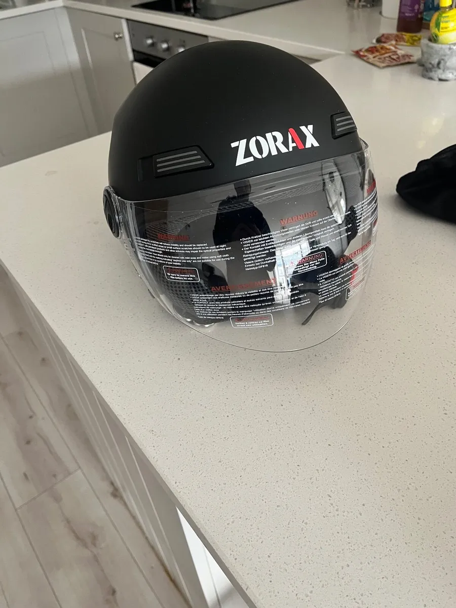 Bike helmet with face shield - Image 3