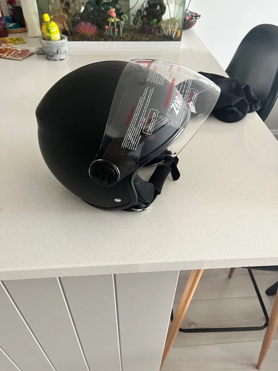 Bike helmet with face shield - Image 4