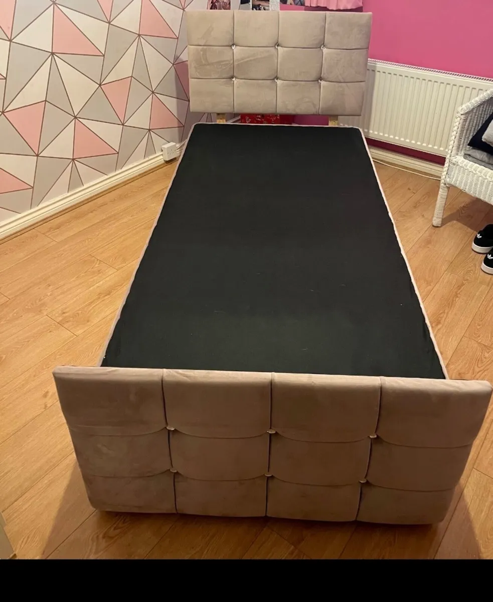 Bed - Image 1