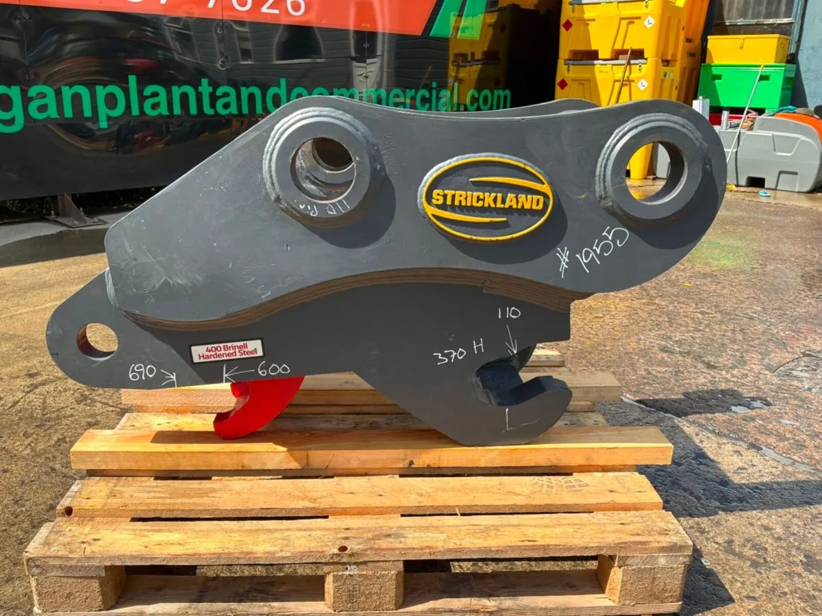 UNUSED STRICKLAND HITCH....110mm PINS....1955t. - Image 2