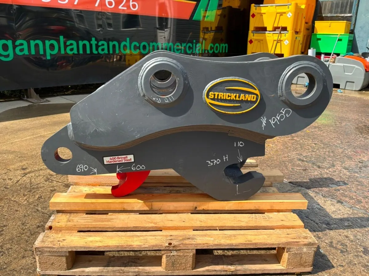 UNUSED STRICKLAND HITCH....110mm PINS....1955t. - Image 4