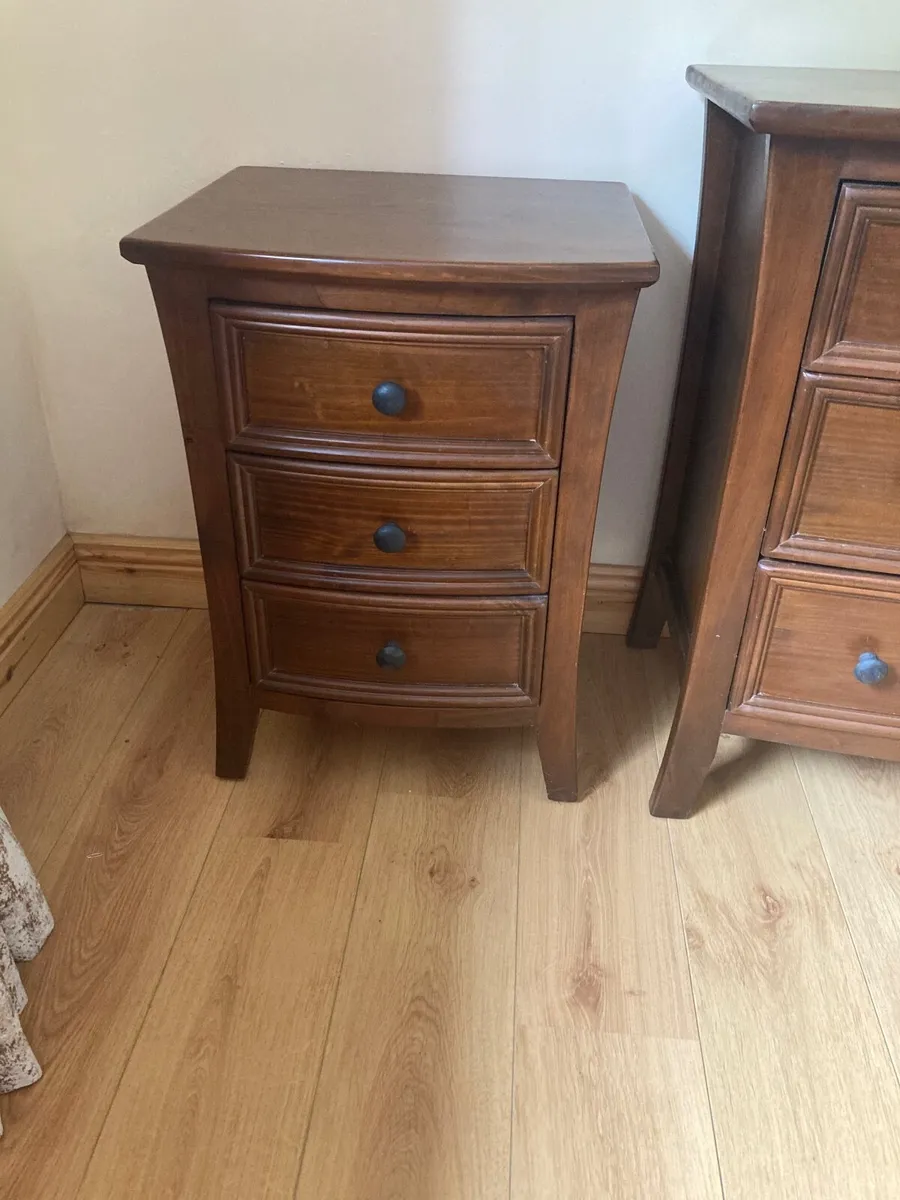 Chest of drawers and bedside locker - Image 2