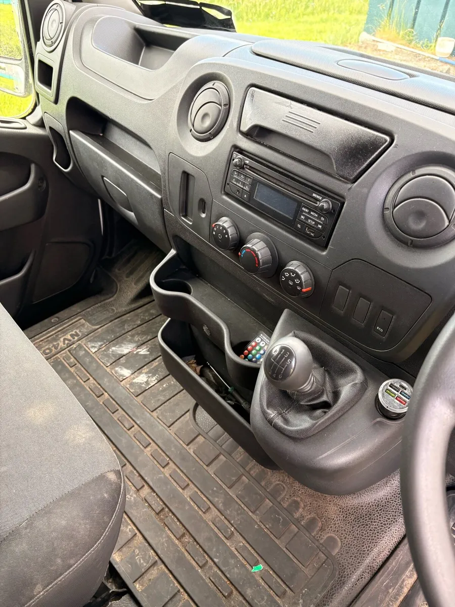 Van - Image 2