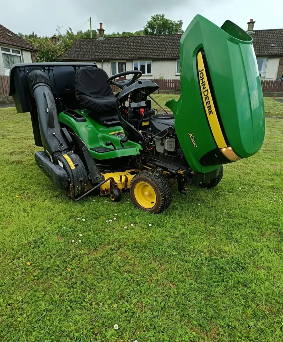 John derre commercial grade ride on lawnmower - Image 1