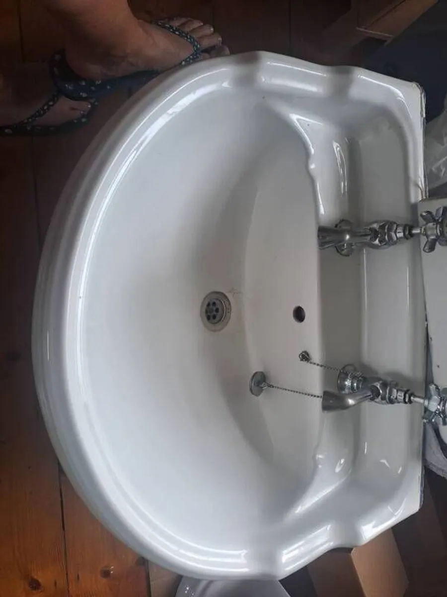 Traditional Bathroom Basin, Chrome Taps & Pedestal - Image 3