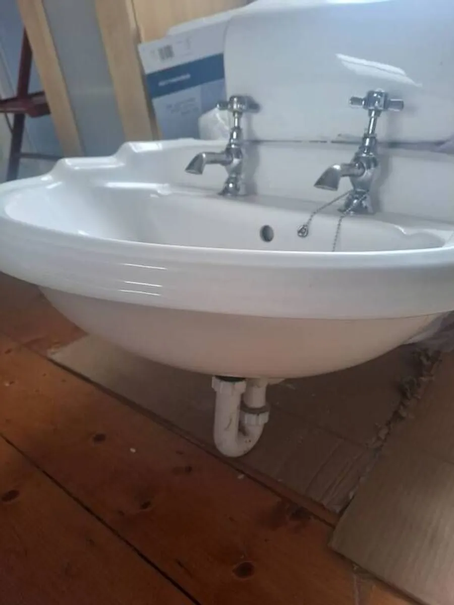 Traditional Bathroom Basin, Chrome Taps & Pedestal - Image 4