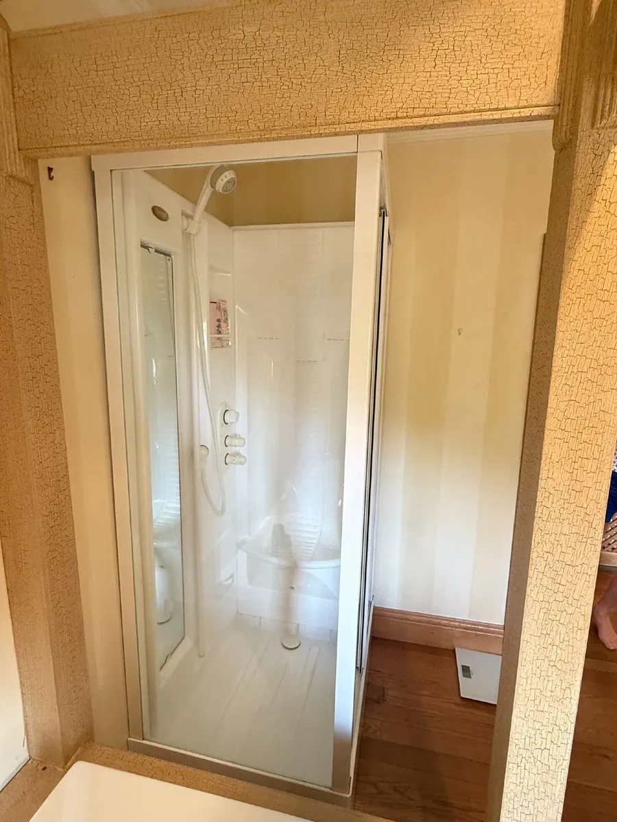 Whirlpool Jacuzzi Shower - Image 2