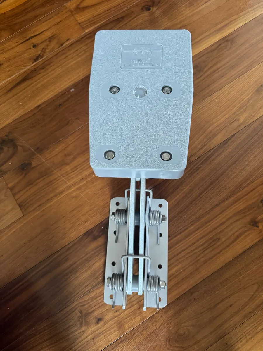 Outboard bracket - Image 1
