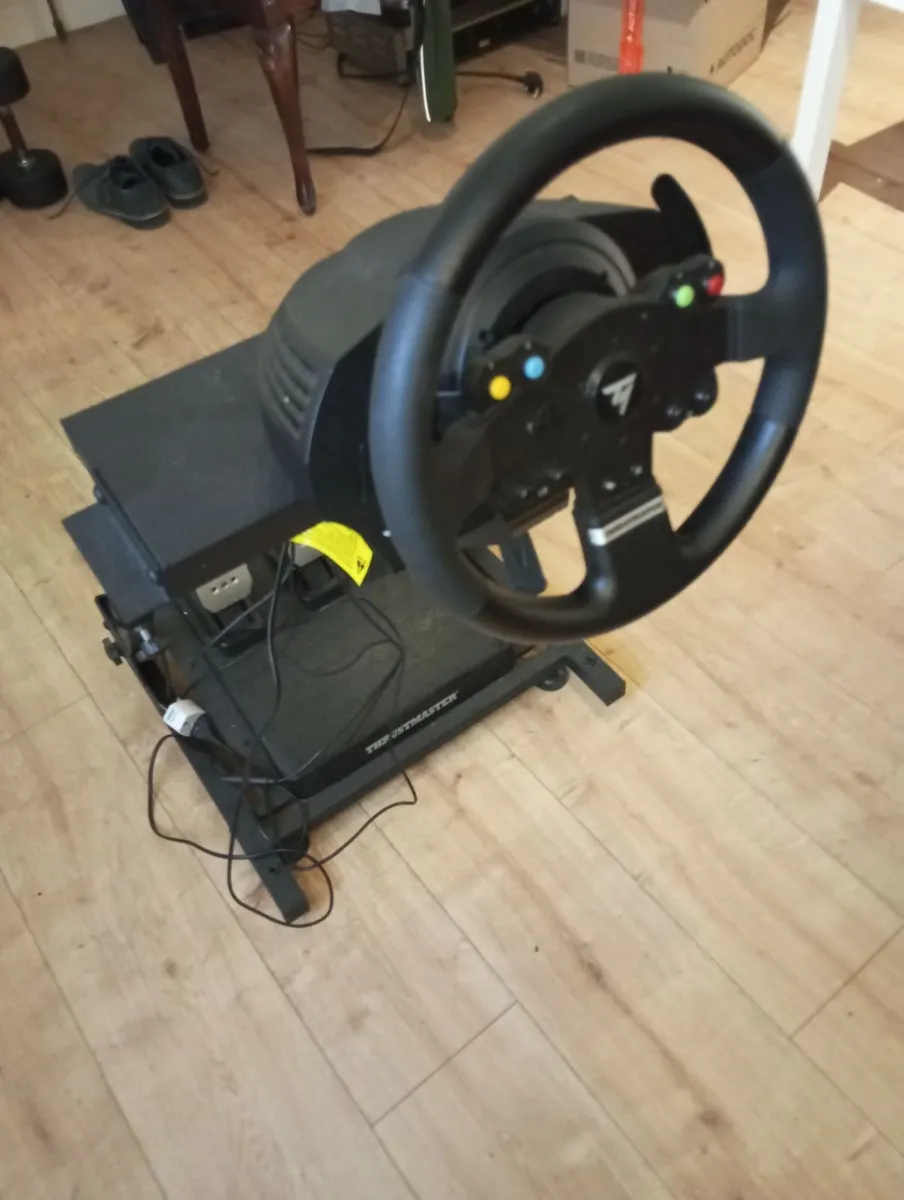 Thrustmaster gaming steering wheel - Image 1
