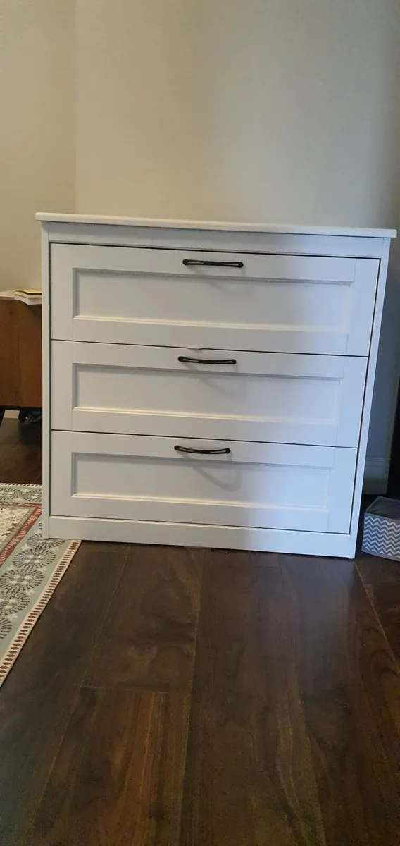 Chest of drawers