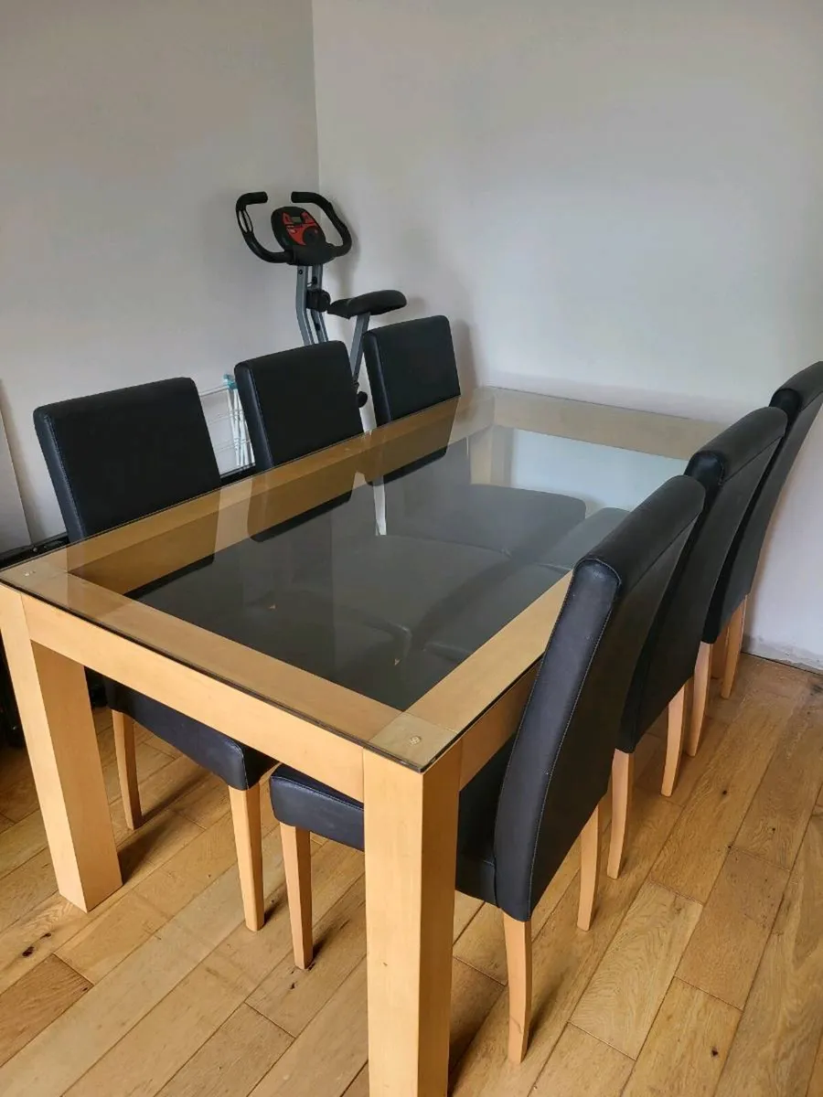 Table and 6 chairs - Image 1
