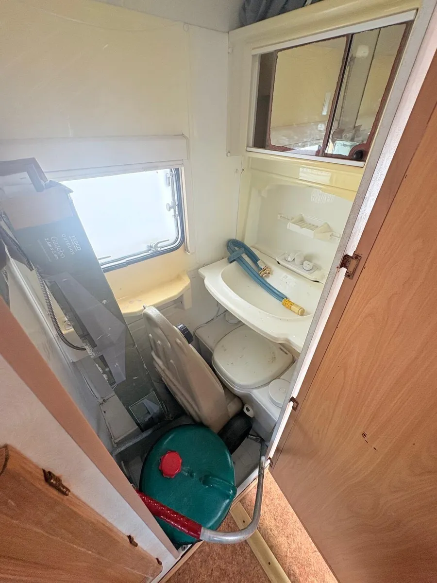 Avondale Caravan with Awning – - Image 2