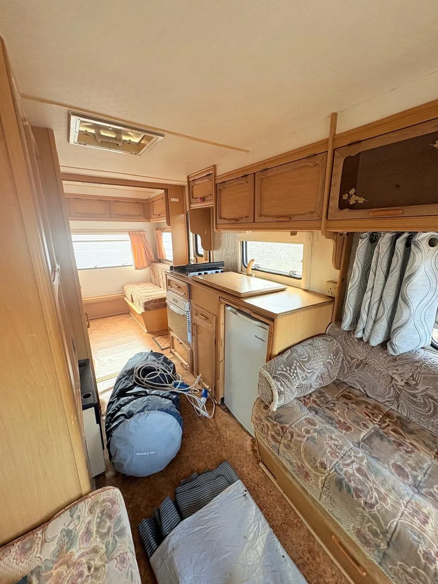 Avondale Caravan with Awning – - Image 4