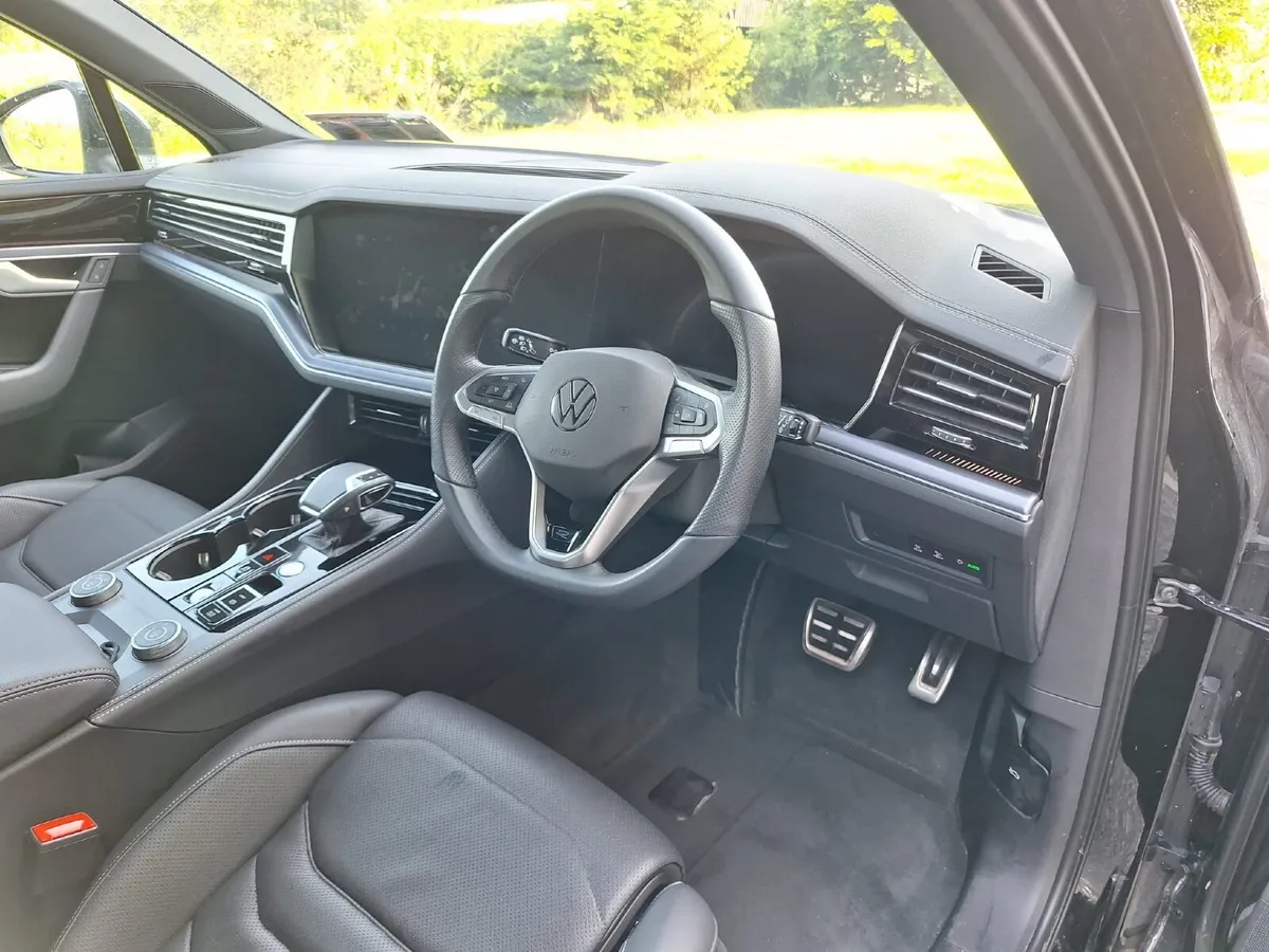 2025 Volkswagen Touareg 3L 4motion - Commercial - Image 3