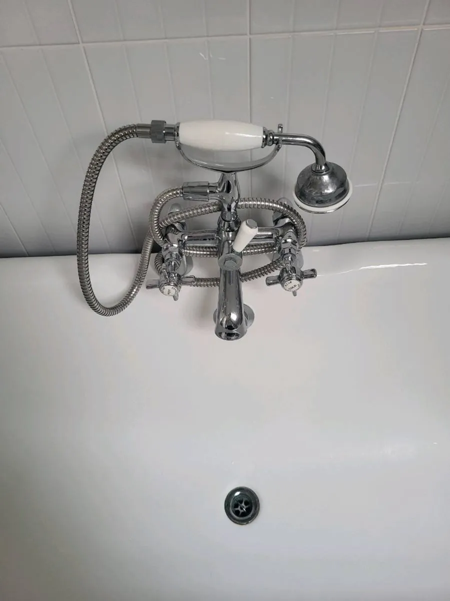 Cast Iron bath & taps - Image 3