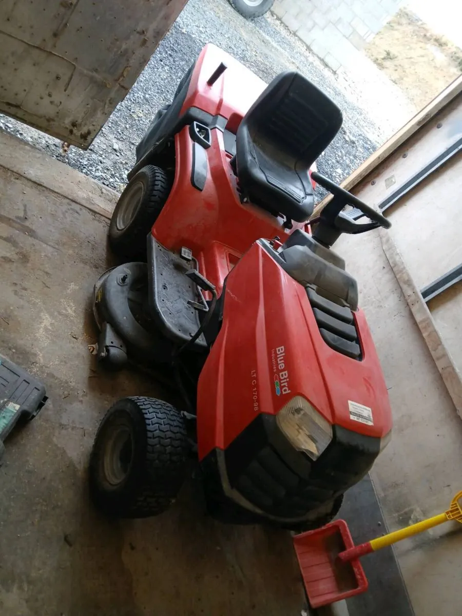 Ride on lawnmower - Image 1
