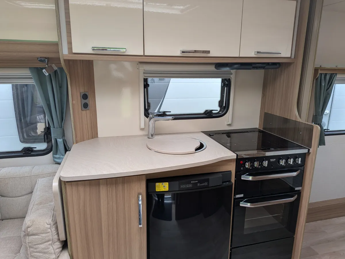 2015 Lunar Ultima 560 | Fixed Island Bed | 4 Berth - Image 3