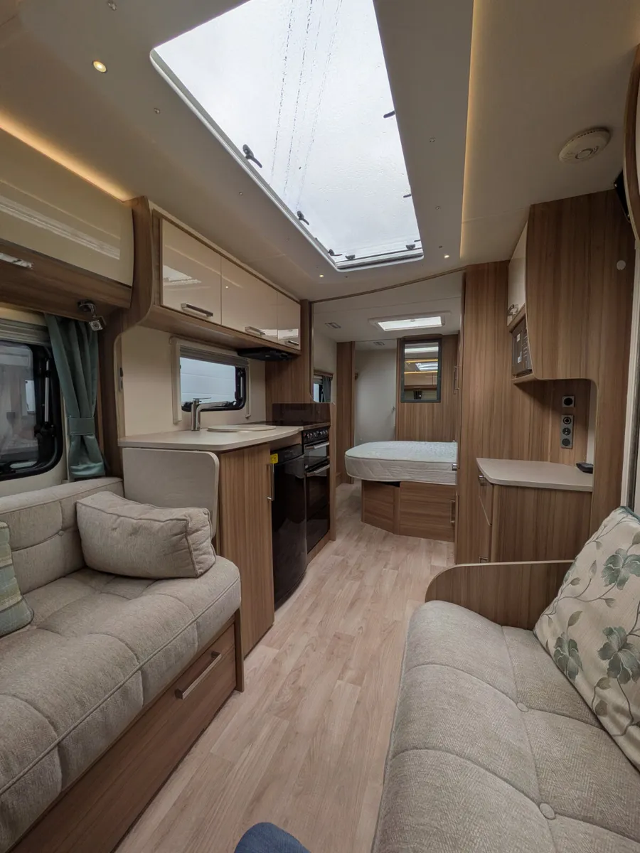 2015 Lunar Ultima 560 | Fixed Island Bed | 4 Berth - Image 2