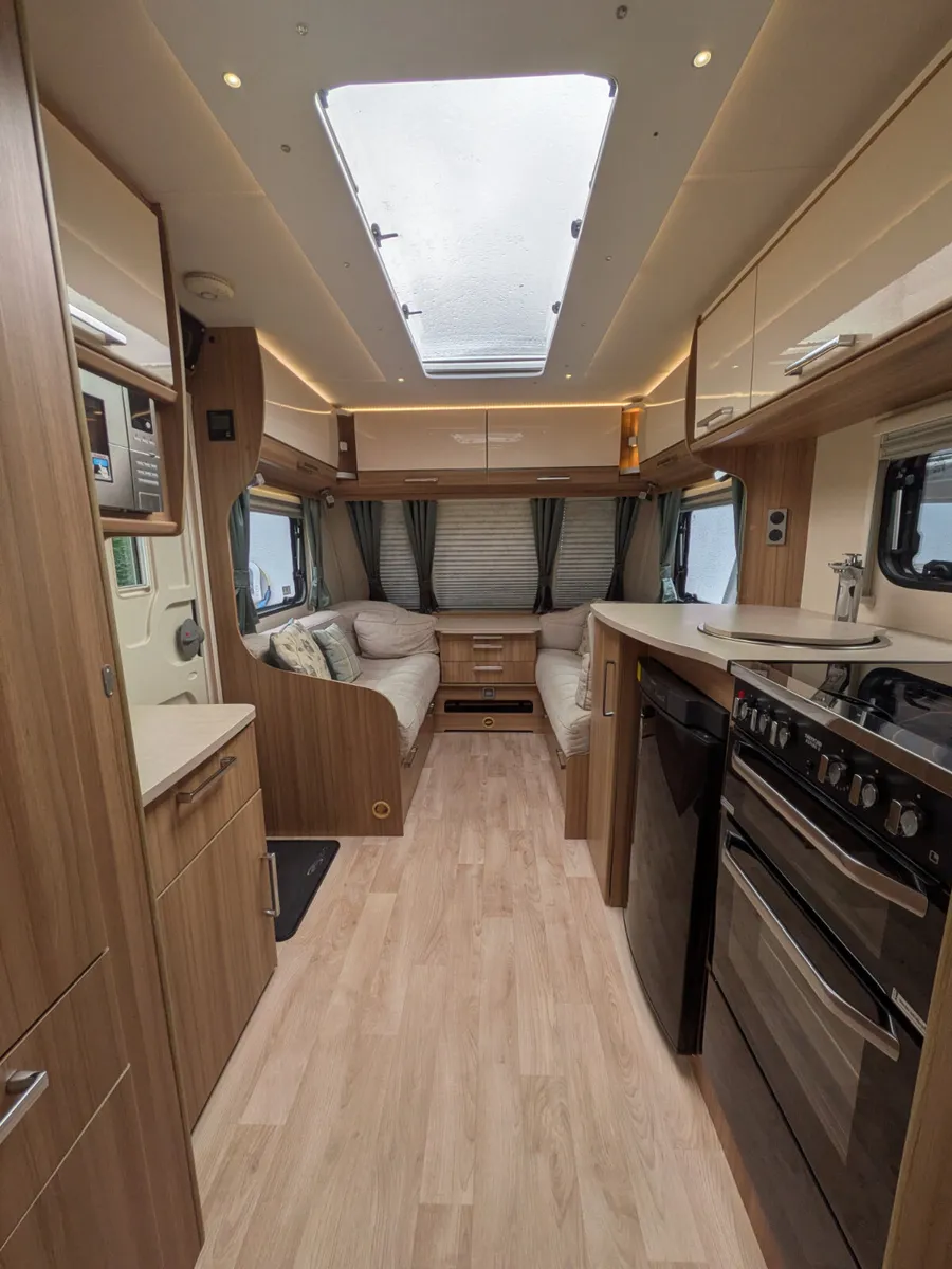 2015 Lunar Ultima 560 | Fixed Island Bed | 4 Berth - Image 4