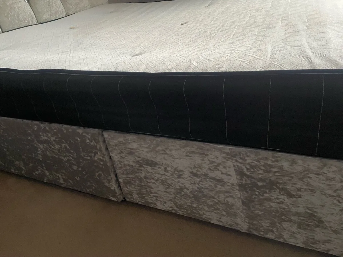 King size bed - Image 2