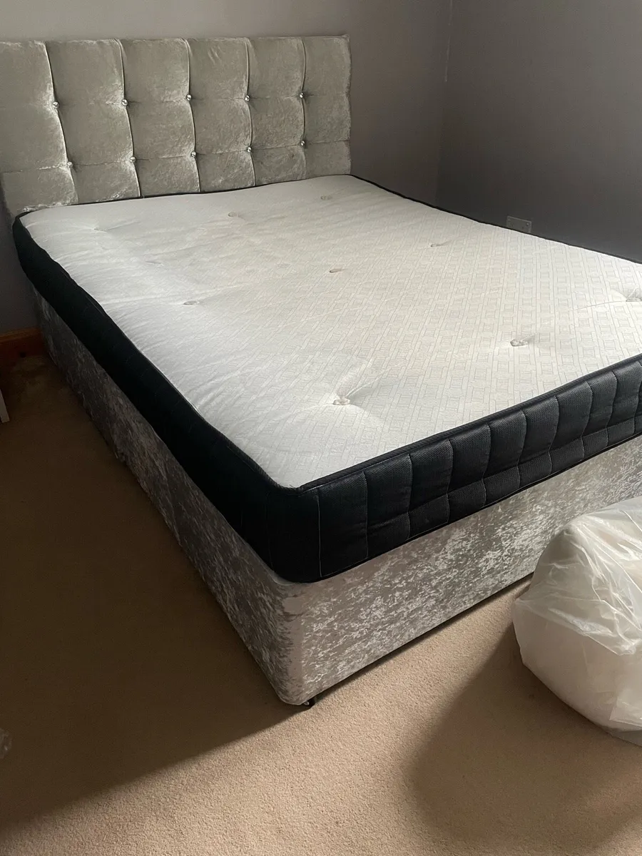 King size bed - Image 1